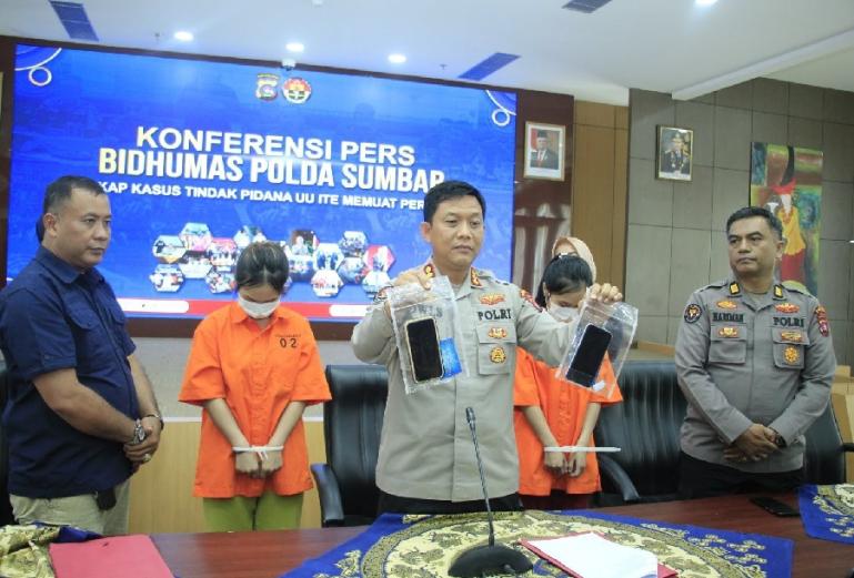 Kabid Humas Polda Sumbar Kombes Pol Dwi Sulistyawan menunjukan barang bukti yang digunakan duo Selegram kembar kepada wartawan saat konferensi pers di Mapolda Sumbar, Selasa (28/3). (Dok : Istimewa)