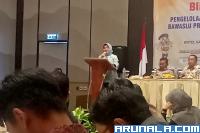 Anggota Bawaslu Sumbar, Ely Yanti berikan penjelasan soal keterbukaan informasi publik bagi jajaran Bawaslu kabupaten kota dalam bimtek yang diadakan di Padang, Senin (20/3). (Foto : Arzil)