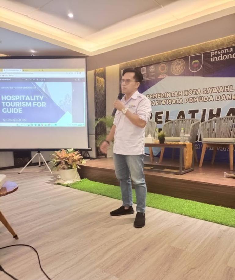 Praktisi dan Akademisi Pariwisata, Joni Mardianto SS MPar, saat jadi nara sumber di Pelatihan Pemanduan Wisata Budaya Kota Sawahlunto, di Hotel Balcone Bukittinggi, Selasa (14/3). (Dok : Istimewa)