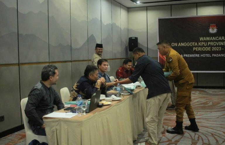 Suasana timsel saat melaksanakan tes wawancara terhadap calon anggota KPU Sumbar, Selasa (21/3). (Dok : Istimewa)