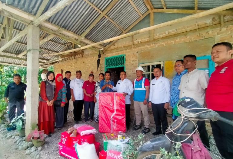 Asisten II Setkab Padangpariaman, Zainil rombongan kunjungi rumah Rasip, Jumat siang (17/3). (Dok : Istimewa)