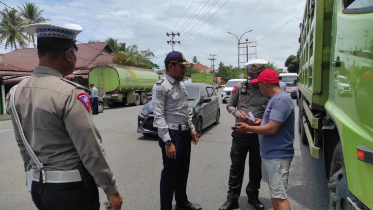 Pemeriksaan Kendaraan Bermotor Gabungan Pola Sidang Ditempat (Riksaranmorgabpolsipat) di depan Masjid Raya Manggung, Kecamatan Pariaman Utara Kota Pariaman, Senin Siang (13/3). (Sumber : Istimewa)