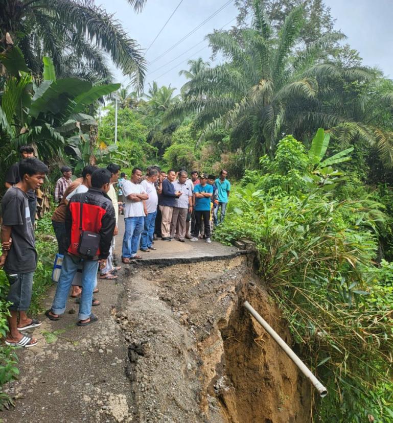Kondisi ruas jalan yang amblas anatar Nagari Kudu Gantiang dan Nagari Gunuang Padang Alai Kecamatan V Koto Timur, Sabtu (11/3). (Dok : Istimewa)