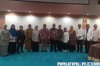 Foto bersama usai penandatanganan berita acara Public Hearing RUU Kesehatan di RSUP M Djamil, Senin (27/3). (Foto : Fajril)