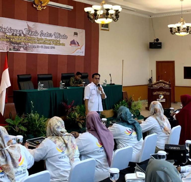 Praktisi dan Akademisi Pariwisata Sumatera, Joni Mardianto SS MPar, saat Bimbingan Teknis Kapasitas SDM Pokdarwis Pasaman Barat, di Imelda Hotel and Waterpark, Sabtu (11/3). (Dok : Istimewa)