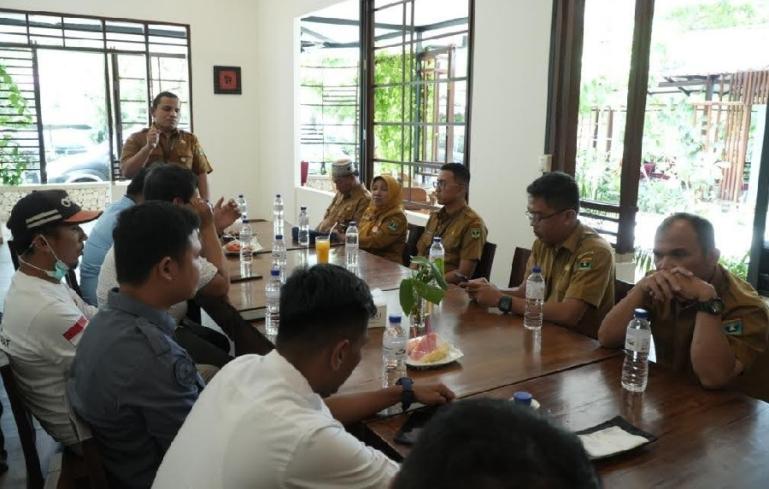 Kabag Makopim Setprov Sumbar, Marwansyah berikan arahan pada jajarannya menyangkut tugas di Bulan Suci Ramadan, Senin (20/3). (Dok : Istimewa)