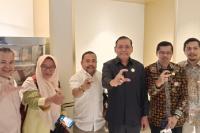 Sekretaris DPRD Sumbar Raflis bersama Ketua KI Pusat Donny Yoesgiantoro dan Komisioner KI Sumbar di Serpong Tangerang, Senin (27/3).(Dok : Istimewa)