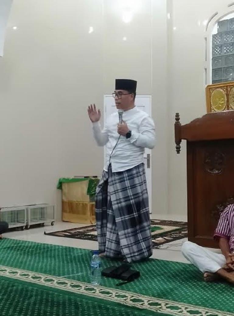 Senator Alirman Sori berikan sambutan saat lakukan kegiatan Safari Ramadan di Masjid Baiturahman, Nagari Ampang Pulai, Kecamatan Koto XI Tarusan, Jumat malam (24/3). (Dok : Istimewa)