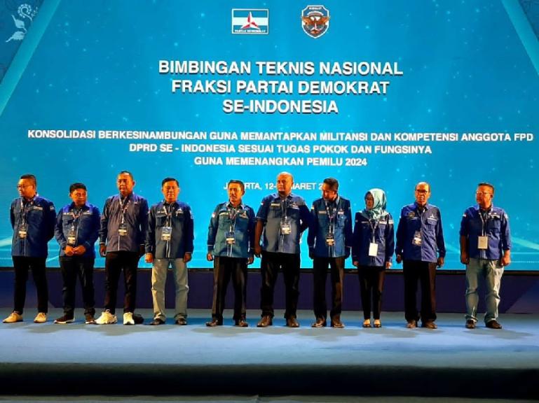 14 orang kader Partai Demokrat dapat penghargaan dari DPP partai ini, saat acara bimtek nasional fraksi Demokrat se Indonesia di Jakarta, Minggu malam (12/3). (Dok : Istimewa)
