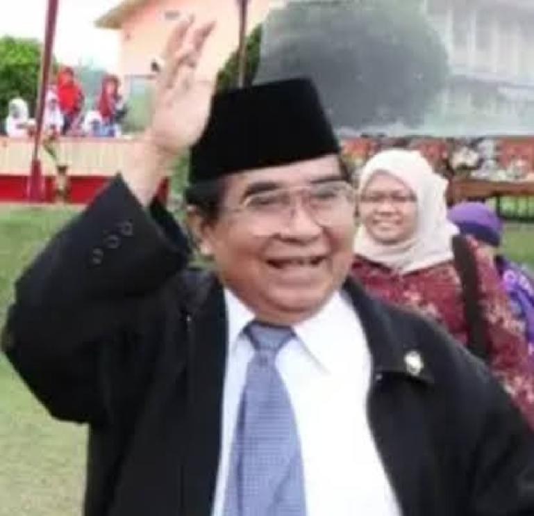 Almarhum mantan Gubernur Sumbar, Ir H Azwar Anas semasa hidup. (Dok : Istimewa)