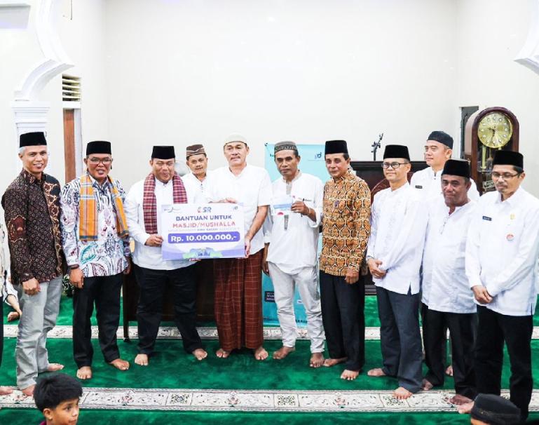 Ketua DPRD Sumbar, Supardi pimpin TSR III Provinsi Sumbar, serahkan bantuan kepada pengurus Masjid Raya Tanjung Jati, Kabupaten Limapuluh, Jumat (24/3). (Dok : Istimewa)