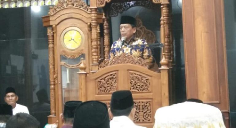Wakil Ketua DPRD Sumbar, Suwirpen Suib berikan masukan saat kunjungan Safari Ramadan ke Masjid Baitul Makmur, Belimbing Kuranji, Rabu malam (29/3). (Dok : Istimewa)