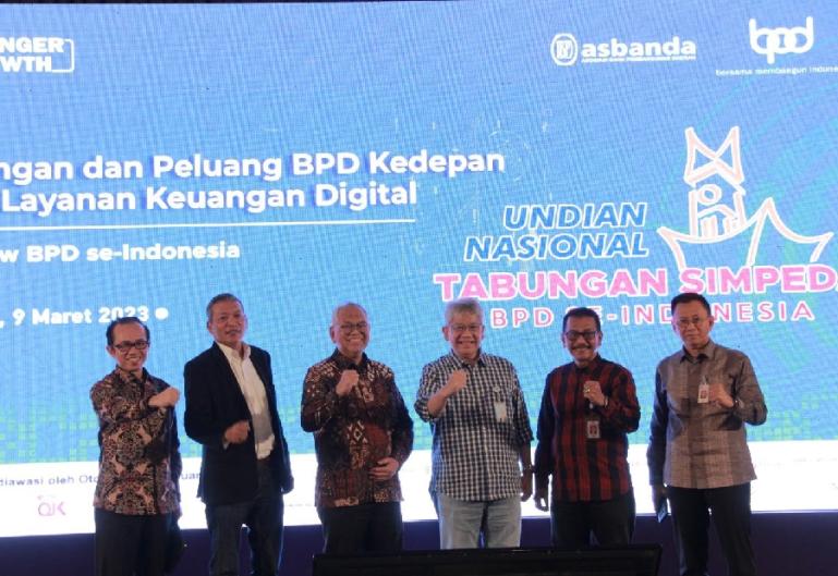 Moderator Dr Efa Yonnedi SE MPPM Akt, Narasumber Talk show Eko B Supriyanto dan Bambang Widjanarko, Sekjen Asbanda Yuddy Renaldy, Dirut Bank Nagari Muhamad Irsyad dan Kepala OJK Sumbar Yusri usai Talk show BPD se-Indonesia di Hotel Mercure Padang, Kamis (