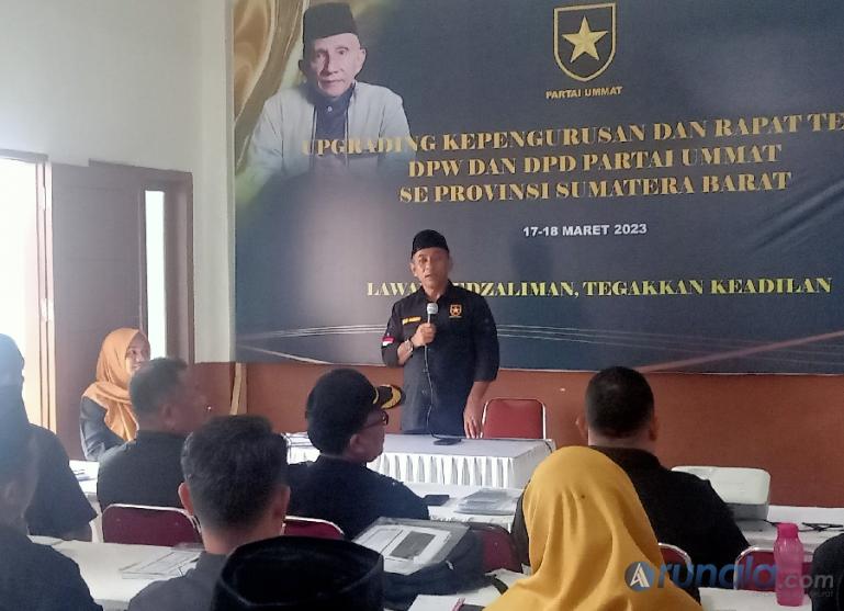 Ketua DPW Partai Ummat Sumbar, Taslim Chaniago berikan pencerahan kepada pengurus DPD Partai Ummat se Sumbar di Padang, Jumat (17/3). (Foto : Arzil)