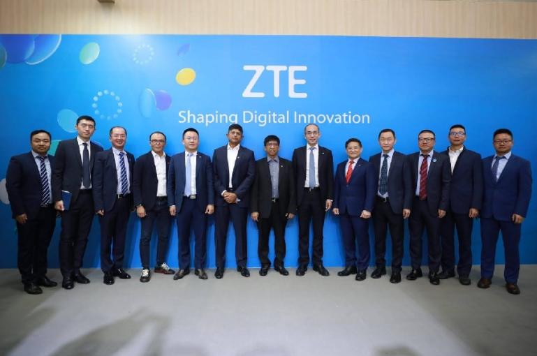 Direktur Utama Telkomsel Hendri Mulya Syam (tengah) didampingi jajaran Direksi Telkomsel serta jajaran Manajemen ZTE Corporation saat meresmikan kolaborasi antara Telkomsel dan ZTE dalam pemanfaatan jaringan 5G di Kawasan Maritim Indonesia. (Dok : Istimew