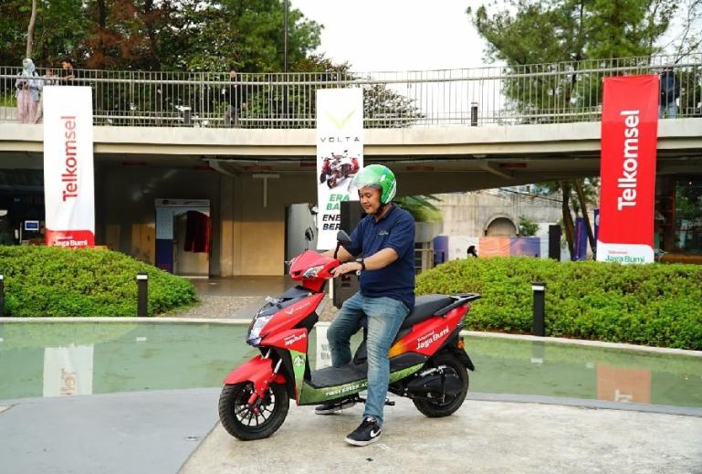 Telkomsel berkolaborasi dengan Volta menghadirkan program bundling sewa motor listrik. (Dok : Istimewa)