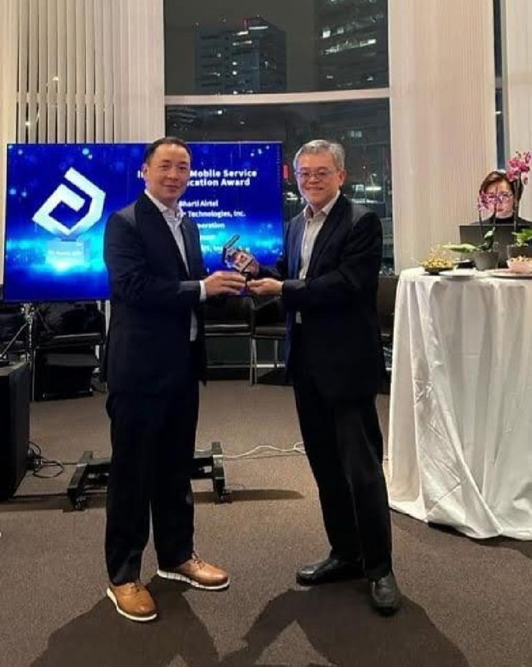 Vice President IT Customer Touchpoint and Digital Product Solutions Telkomsel Rudy Jayadi (kiri) mewakili Telkomsel menerima penghargaan Kategori Innovative Mobile Service and Application pada ajang GTI Awards 2023. (Dok : Istimewa)