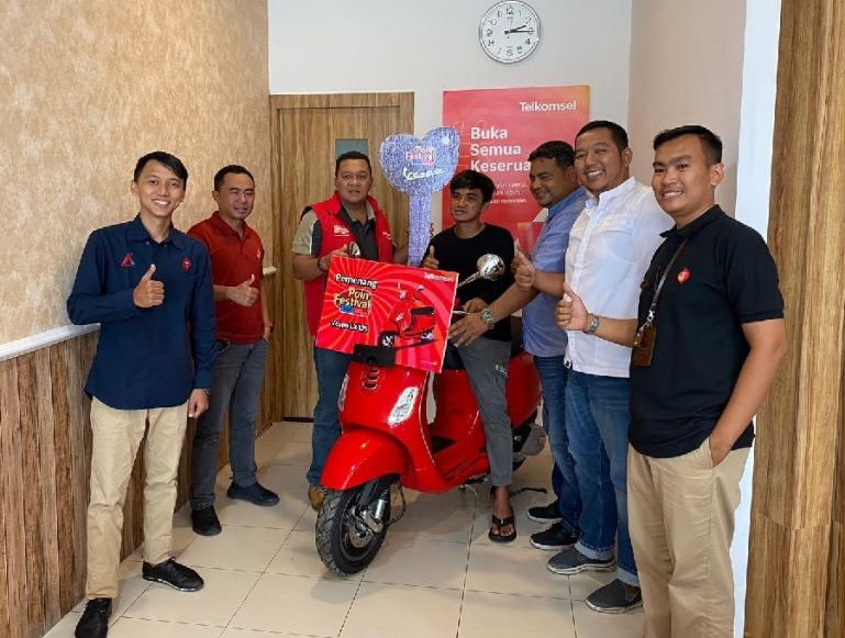 Telkomsel serahkan hadiah 1 Unit Motor Vespa LX 125 kepada pelanggan di Sungai Rumbai. (Dok : Istimewa)