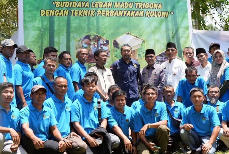 Wagub Sumbar, Audy Joinaldy bersama anggota KTH Tabek Tanduak, Kabupaten Padangpariaman, Jumat (17/3). (Dok : Istimewa)