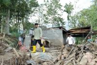 Tinjau Lokasi Banjir Bandang di Kabupaten Solok: Audy Serahkan Bantuan untuk Korban Banjir Bandang