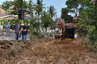 Genius Umar Tinjau Hari Kedua Pembukaan Jalan Baru Kelurahan Taratak -- Kelurahan Jawi-Jawi II