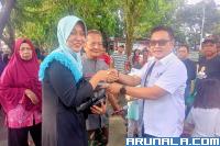 Bina Kebersamaan dengan Warga: Ketua Perindo Padang Serahkan Ratusan Paket Sembako