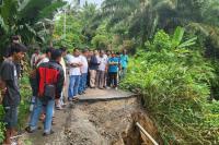 Ruas Jalan Penghubung Dua Nagari Kecamatan V Koto Timur Amblas