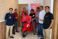 Telkomsel Serahkan Vespa LX 125 dari Poin Festival Lucky Draw