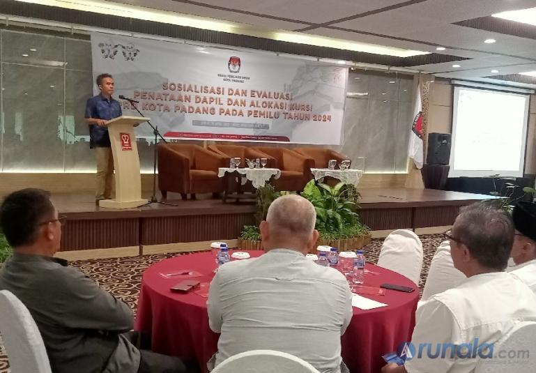 Ketua KPU Kota Padang, Riki Eka Putra paparkan perubahan Dapil di Kota Padang pada para Camat dan Lurah yang ada di lima kecamatan di Padang, Jumat siang (28/4). (Foto : Arzil)