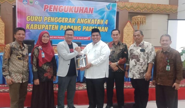 Bupati Suhatri Bur kukuhkan puluhan guru penggerak di Kabupaten Padangpariaman, Kamis (6/4). (Dok : Istimewa)
