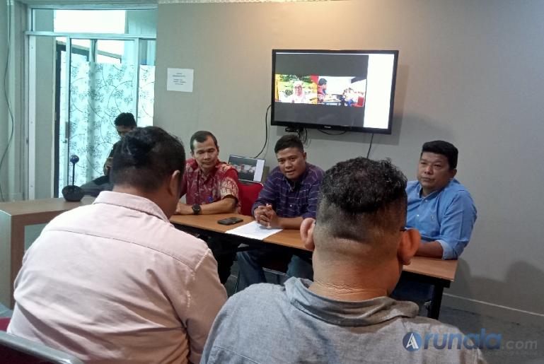 Timsel penerimaan calon anggota Bawaslu Sumbar saat berikan keterangan pendaftaran calon kepada para wartawan di sekretariat timsel, Jumat sore (14/4). (Foto: Arzil)