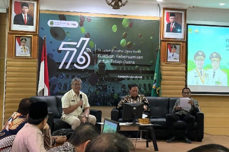 Kadis PMD Provinsi Jawa Barat Dr. Ir.H. Dicky Saromi, M.Sc berikan pemaparan seputar program Gerbang Desa pada rombongan Komisi I DPRD Sumbar di di ruang rapat Kantor Dinas PMD Pemprov Jawa Barat. (Dok : Istimewa)