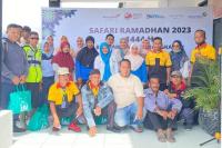 Manager of Finance & Human Resources AP II BIM, M Ikhbar Sungkar bersama warga sekitar bandara saat gelaran bazar murah sembako dalam program Safari Ramadan BUMN 2023 di kantor BIM, Kamis (6/4). (Dok : Istimewa)