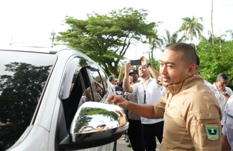 Wakil Gubernur, Audy Joinaldy, resmikan pencanangan Gerakan Sumbar Bersih di Jalan Flyover akses Bandara Internasional Minangkabau, Kasang, Kabupaten Padangpariaman, Senin (17/4). (Dok : Istimewa)