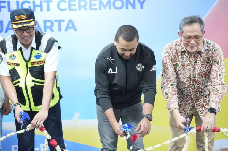 Wagub Sumbar Audy Joinaldy bersama Ka Otban VI dan Direktur Niaga Pelita Air, Affan Hidayat meresmikan rute Pelita Air ke Padang, di Bandara BIM, Rabu (12/4). (Dok : Istimewa)