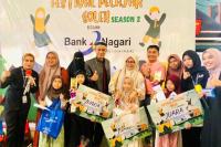 Pemimpin Bank Nagari Syariah Cabang Padang Heri Fitrianto foto bersama pemenang lomba hafalan ayat pendek Festival Anak Soleh Season 2, di Trans Studio Mini, Jumat (7/4). (Dok : Istimewa)
