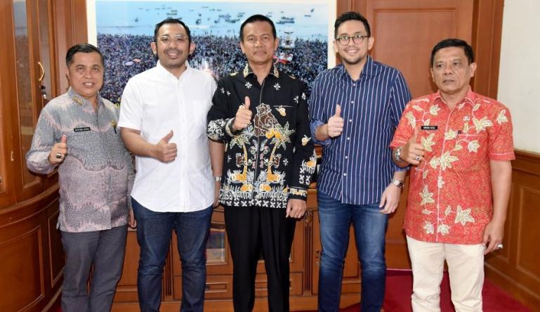 Nikki Lauda Hariyona bahas investasi bersama Wali Kota Pariaman, Genius Umar, Kamis (27/4). (Dok : Istimewa)