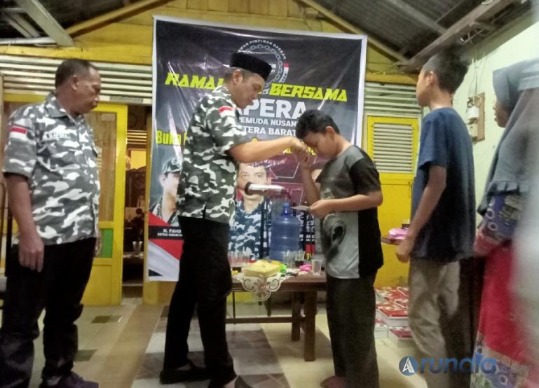 Ketua DPD Bapera Sumbar Ii Apriyatna didampingi pengurusnya serahkan santunan kepada para anak yatim di kantor DPC Bapare Lubeg, Rabu malam (19/4). (Foto : Arzil)