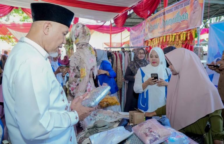 Gubernur Mahyeldi berdialog dengan salah seorang peserta yang ikut Bazar Ramadan Perindag Sumbar, Selasa (11/4). (Dok : Istimewa)