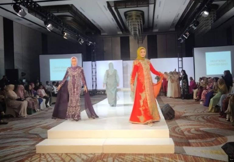 Sejumlah model memperagakan karya desainer saat Ramadan Runway Competition and Fashion Festival 2023 yang didukung BRI. (Dok : Istimewa)