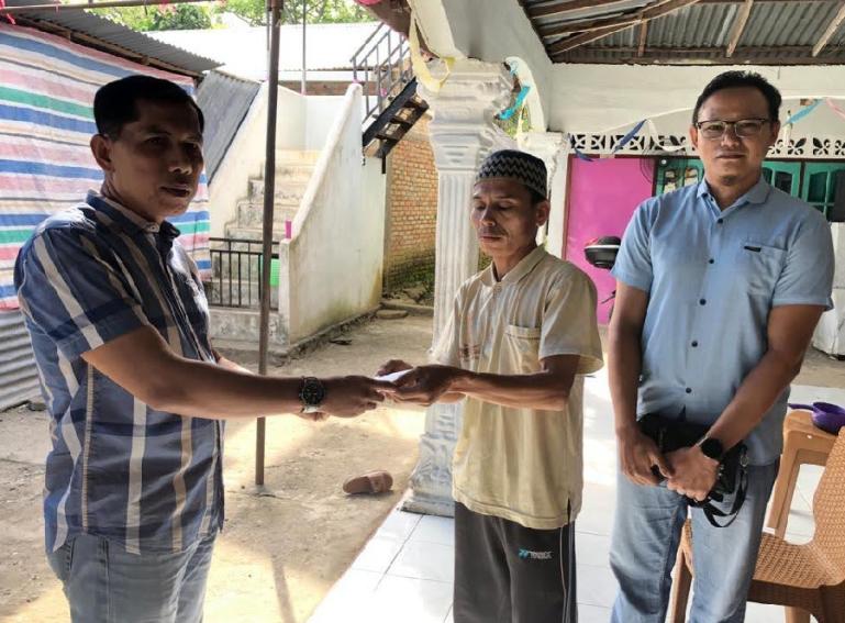 Kasubdit III Ditintelkam Polda Sumbar AKBP Zufrinaldi, didamping anggotanya saat serah bantuan kepada pengurus Masjid Nurul Sholihin Sungai Bangek, Kecamatan Koto Tangah, Novriadi, Kamis (20/4). (Dok : Istimewa)