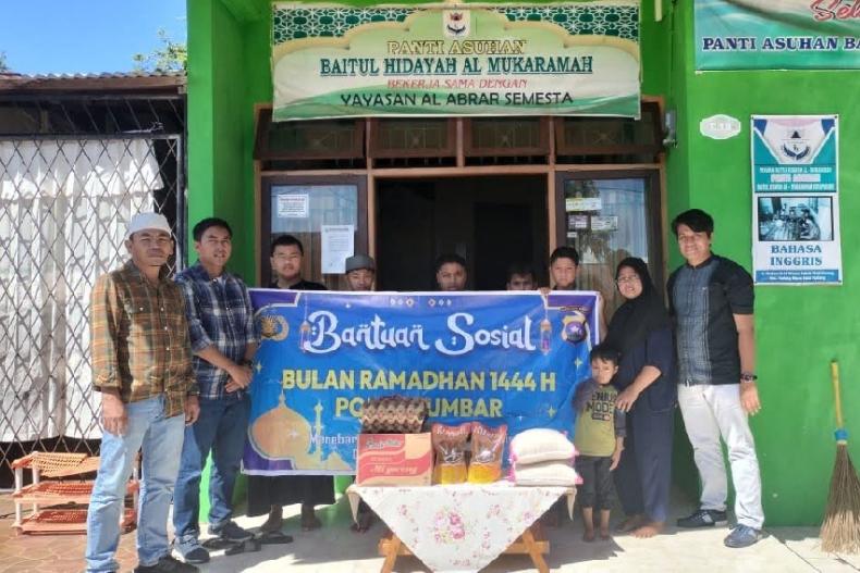 Jajaran Dit Intelkam Polda Sumbar serahkan bantuan sosial kepada Panti Asuhan Baitul Hidayah Al Mukaramah, Syafri Khaidir, Sabtu (15/4). (Dok : Istimewa)