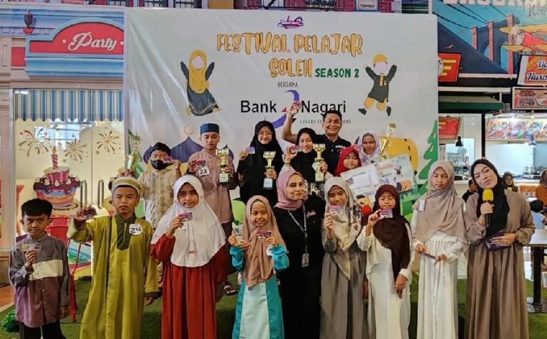 Pemimpin Bank Nagari Syariah Cabang Padang Heri Fitrianto foto bersama pemenang lomba Festival Anak Soleh Season 2, di Trans Studio Mini, Minggu (9/4). (Dok : Istimewa)
