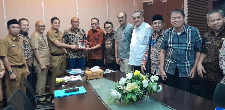 Disaksikan Ketua DPRD Sumbar, Supardi, ketua Komisi III Ali Tanjung serahkan cinderamata kepada Kepala bidang (Kabid) Pajak Daerah, Pemprov Riau, Muhamad Sayoga, Selasa (4/4). (Dok : Istimewa)