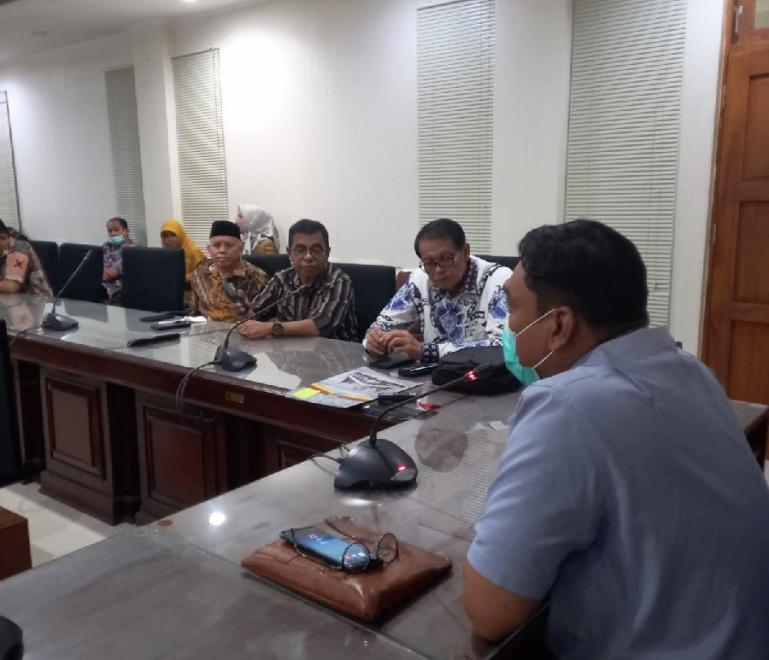 Ketua Komisi IV DPRD Sumbar, Zulkenedi Said dan rombongan dengarkan paparan Kabid Sarana Prasarana Aris Prasena, di ruang rapat Bappeda DIY  Selasa (4/4). (Dok : Istimewa)