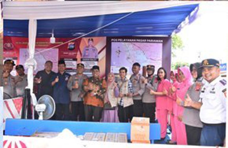 Wako Genius Umar kunjungi dan beri paket Lebaran kepada petugas yang ada di Pos pengamanan Lebaran 2023 di Kota Pariaman, Senin siang (24/4). (Dok : Istimewa)