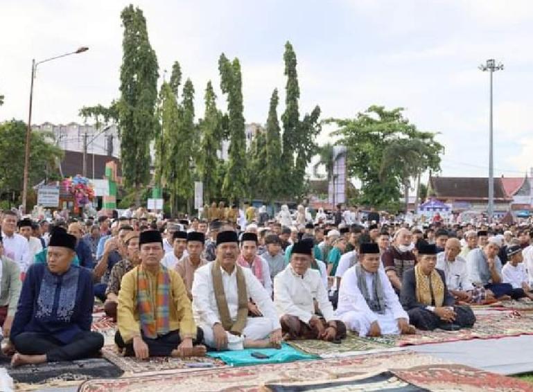 Wako Genius Umar dan Wawako Mardison Mahyuddin ikut salat Idul Fitri di Lapangan Merdeka, Sabtu pagi (22/4). (Dok : Istimewa)