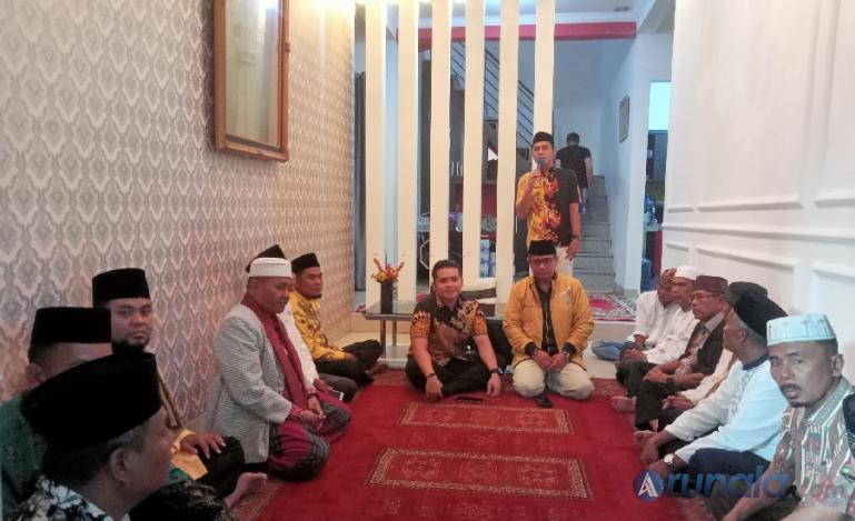 Fungsionaris DPD Golkar Padang, Ii Apriyatna disaksikan Ketua DPD Iqra Chissa jelang buka bersama Partai Golkar Padang bersama anak yatim dan masyarakat, Jumat malam (14/4). (Foto : Arzil)