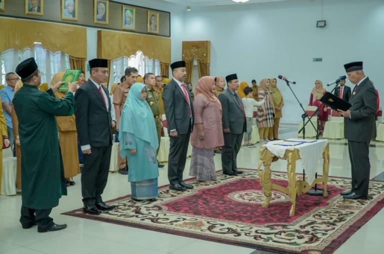 Gubernur Sumbar, Mahyeldi melantik lima Pejabat Tinggi Pratama (Eselon II) Lingkup Setprov Sumbar, di uditorium Gubernuran, Senin (3/4). (Dok : Istimewa)