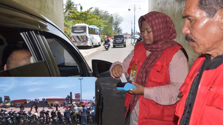 Seorang petugas sedang meminta retribusi parkir kepada pengunjung yang datang ke areal wisata di Kota Pariaman saat libur Lebaran 2023. (Dok : Istimewa)